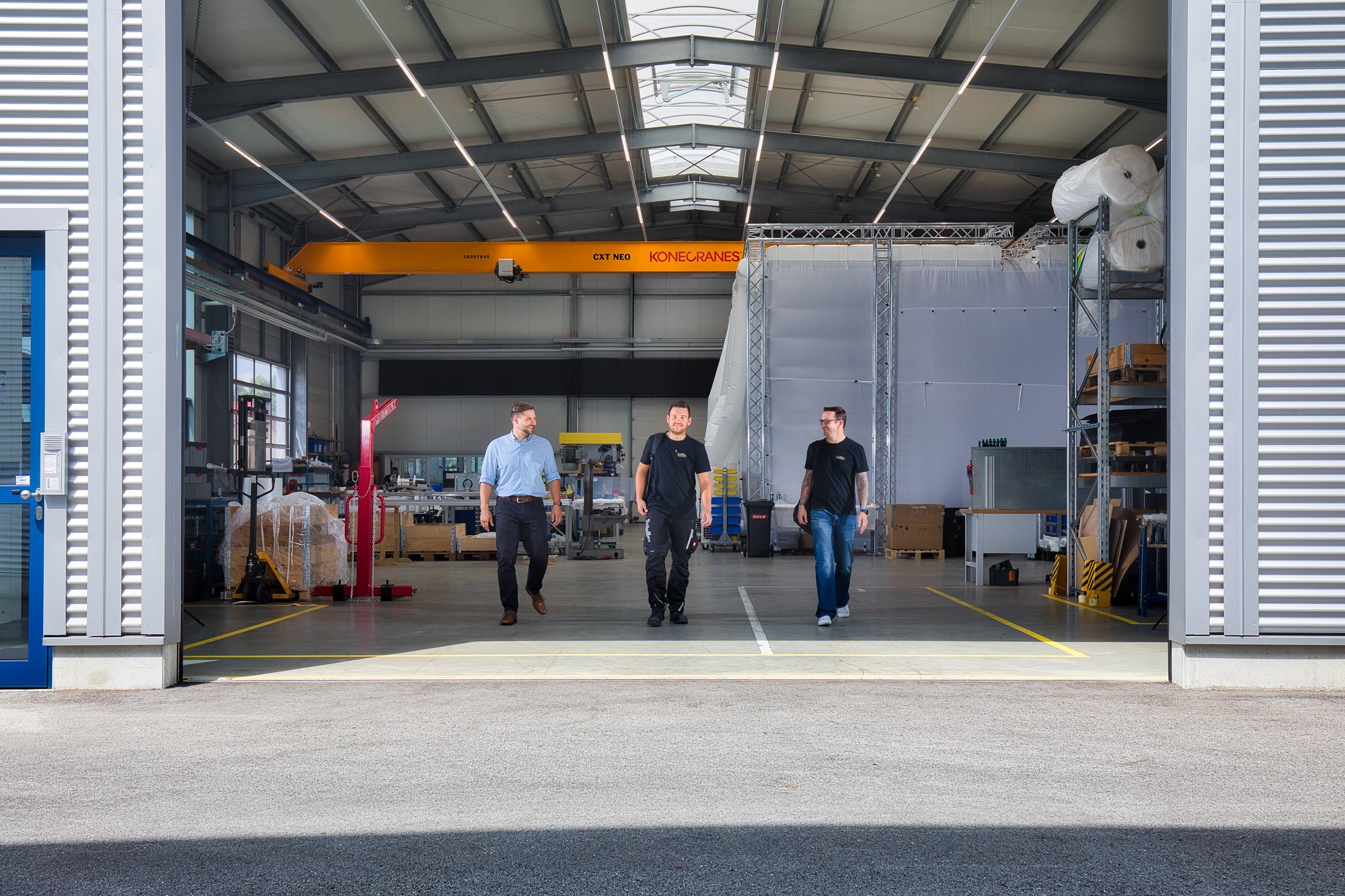 Bunte Truppe Schillerianer - 3 Mitarbeiter in unterschiedlicher Arbeitskleidung bei Schiller