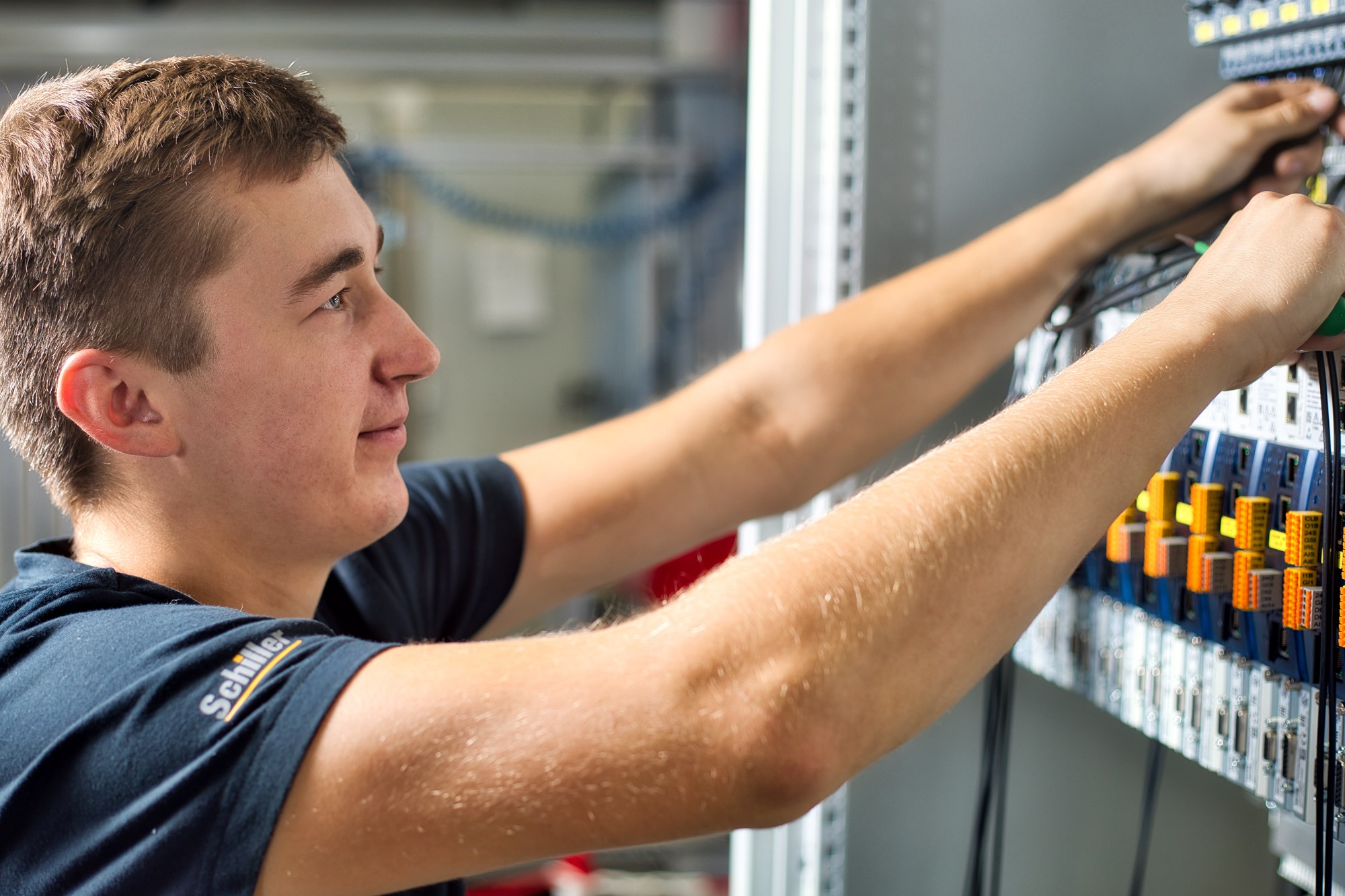 Elektroniker für Betriebstechnik am Schaltschrank