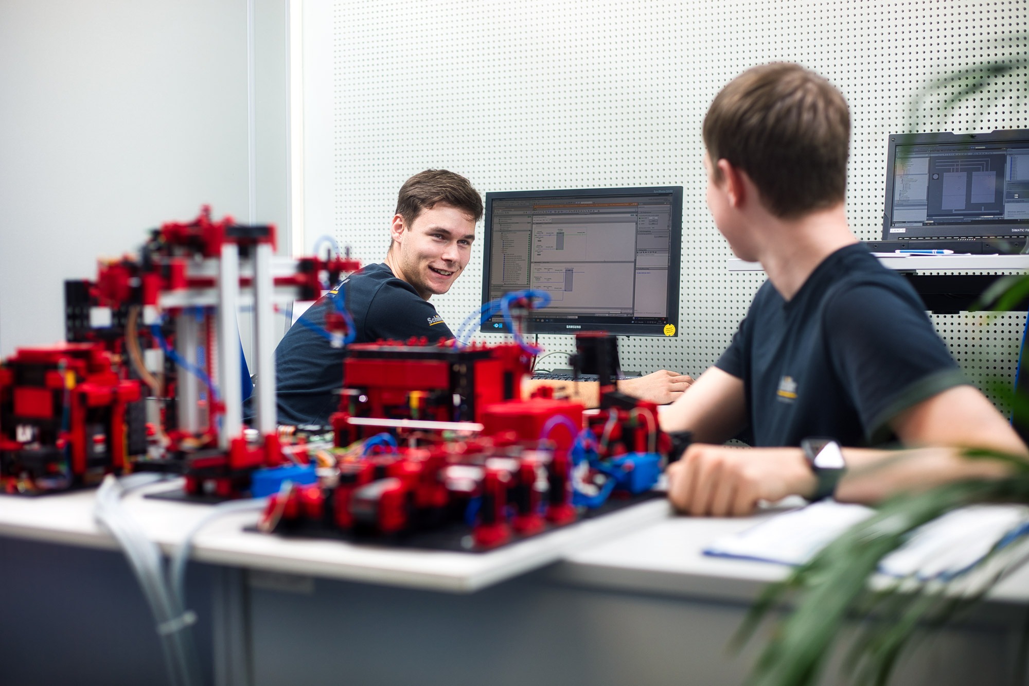 2 Mitarbeiter der SPS-Programmierung